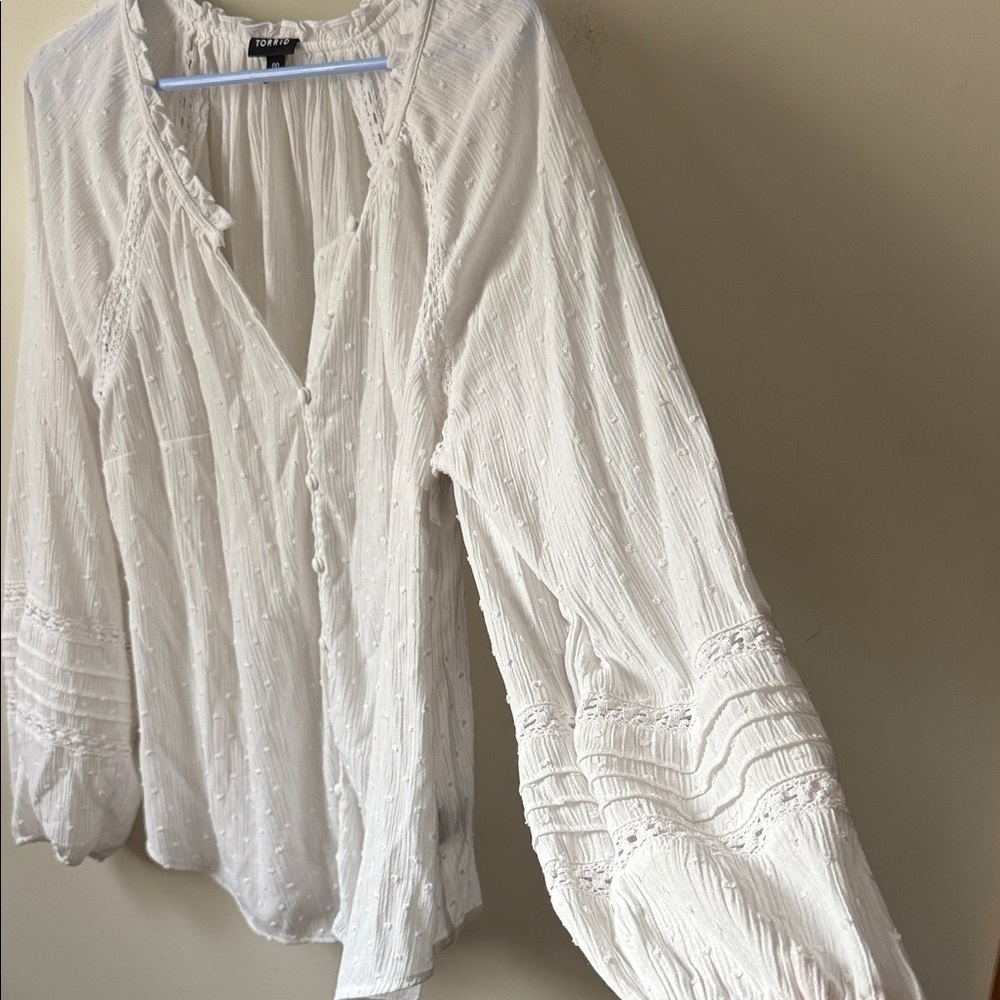 torrid White Textured Button-Front Peasant Blouse - Picture 2 of 9